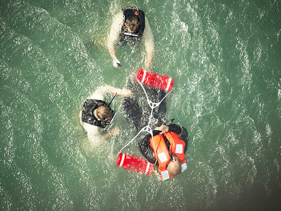 À Padang, Indonésie, le Pacific Partnership 2016 a impliqué un exercice de sauvetage maritime avec l'évacuation de victimes simulées vers le navire-hôpital USNS Mercy. C'était la cinquième visite du Pacific Partnership en Indonésie, avec des exercices de réponse aux catastrophes et de collaboration locale, 29 août 2016