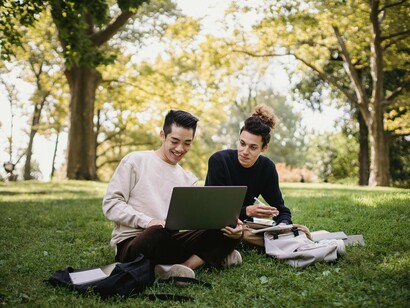 Estudantes universitários estudam juntos. Neste momento, não são as propinas que influenciam a entrada de um estudante para uma determinada universidade, porque são uma “bagatela”. O que “rouba” o dinheiro às famílias e aos estudantes é o custo de vida e o preço dos quartos