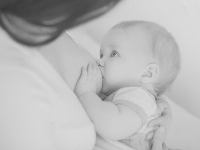 Una madre alimenta a su bebé