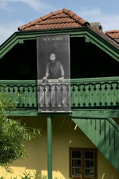 Ingresso della casa di Auden, foto di Flavius Roversi