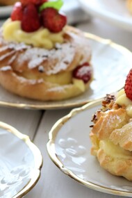 La pasta choux è un impasto a base di acqua, burro, farina e uova, caratterizzato da una consistenza leggera e cava. Nella foto: Paris-brest allo Strega