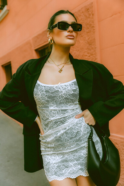 A moda reflete o zeitgeist ao incorporar as tendências culturais e sociais de uma época em suas criações e estilos

