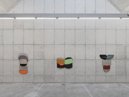 Henry Krokatsis, Viúvas, órfãos e estranhos, vista da exposição. Cortesia da Galeria Leme