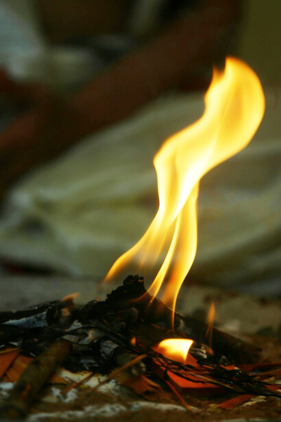 Pequeño fuego arde suavemente. El fuego es central en la cultura hinduista 