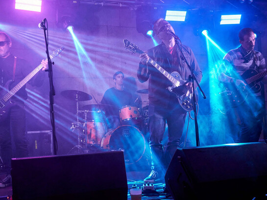 En 2021 nace la banda Varosha, con Per como uno de los músicos fundadores. Cada uno de los componentes lleva a la sala de ensayos ideas. 14.09.2024: Varosha en fiestas txikis en Mutilva. El término «txiki» (que significa «pequeño» o «pequeñito» en euskera) se refiere a los actos infantiles locales y a las celebraciones comunitarias más modestas. La localidad celebra las Fiestas Txikis dos veces al año (a finales de mayo y a mediados de septiembre). Mutilva, Navarra, España