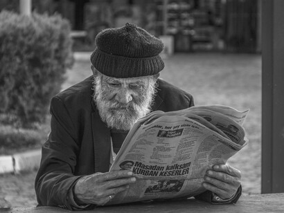 Adulto mayor leyendo el diario. La postura de los medios colombianos es en algunas ocasiones, justificada pero, en otras, demuestra más ganas y emociones que argumentos