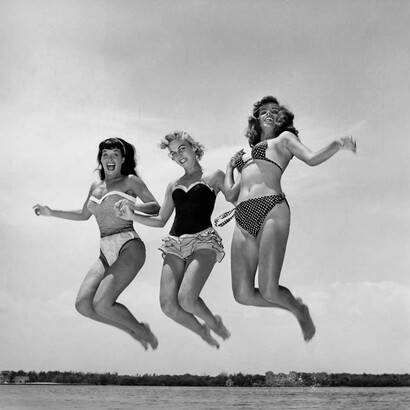 Bettie Page (esquerda) na praia de Miami, 1954. Fotografia Bunny Yeager  