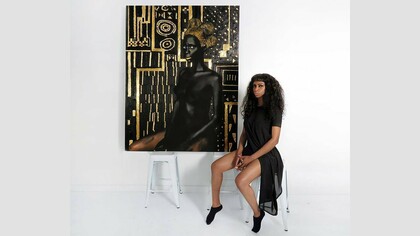 Lina Iris Viktor, artista e pittrice anglo-liberiana, in posa con una delle sue opere, "Materia Prima"