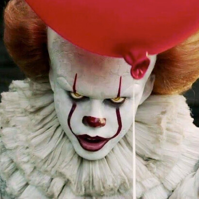Fotograma del filme «It», con Bill Skarsgard como Pennywise