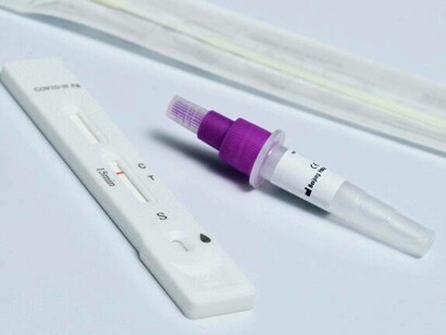 Ein schnelles Covid-Antigen-Testkit mit Testergebnissen