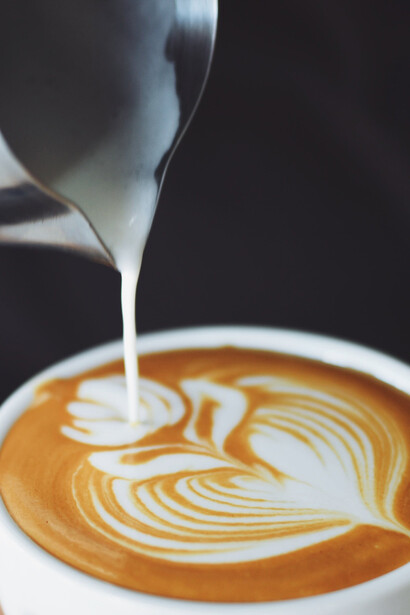 O café é considerado uma droga poderosa, mas aceita socialmente, pois é a mais consumida no mundo