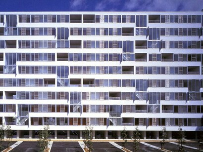 Diversidade racional: Fachada do bloco habitacional Kitagata, Gifu, Japão. SANAA (Kazuyo Sejima + Ryue Nishizawa), 2000