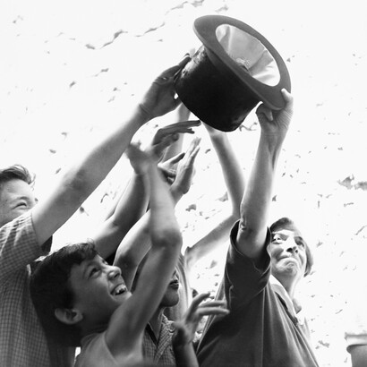 Richard Avedon, Zazi #13, street performer, Piazza Navona, Rome, July 27, 1946, Stampa ai sali d’argento, 17 3/4 x 17 inches, 45 x 43.18 cm. Fotografia di Richard Avedon © The Richard Avedon Foundation. Courtesy of Gagosian Gallery