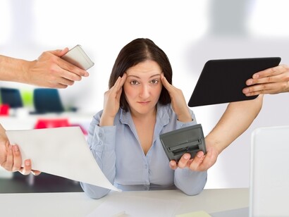 Agobiada por la tareas