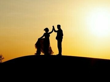 Casal no pôr-do-sol. Jung acreditava que, no início de um relacionamento amoroso, os indivíduos frequentemente projetam sua anima ou animus no parceiro. Isso significa que eles veem no outro as qualidades que desejam ou que faltam em si mesmos. Essas projeções podem criar uma sensação inicial de perfeição e completude no relacionamento, mas também podem levar a desilusões à medida que os parceiros percebem que o outro não corresponde às suas expectativas idealizadas





