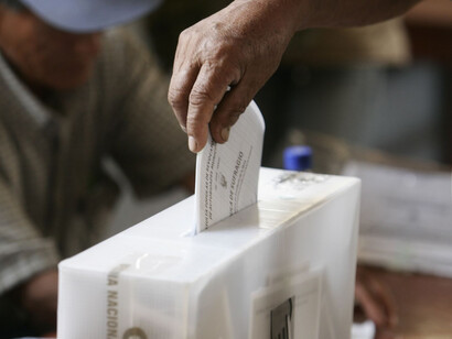 Depositar el voto en la urna
