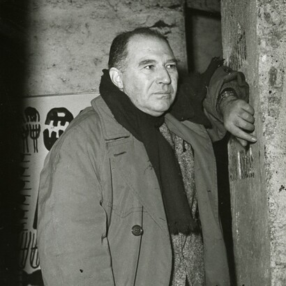 Ritratto del pittore Giuseppe Capogrossi con i suoi dipinti. Foto di Paolo Monti (1908–1982)