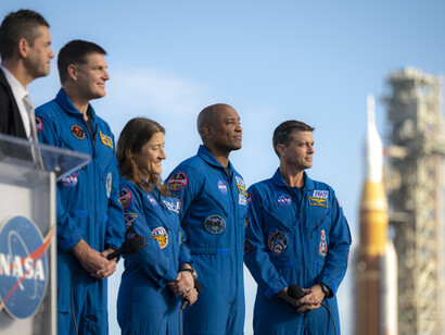 NASA Administrator Jared Isaacman y la tripulación  de Artemis II que los llevará a un viaje de 10 días alrededor de la Luna y de vuelta a la Tierra no antes del 1 de abril. Conferencia de prensa en el Centro Espacial Kennedy de la NASA en Florida, EE.UU.