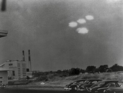 Un fotografo della Guardia Costiera degli Stati Uniti, Shell R. Alpert, ha scattato una fotografia che presumibilmente mostra oggetti volanti non identificati che volano in una formazione a "V" presso la stazione aerea di Salem, Massachusetts, il 16 luglio 1952, attraverso uno schermo di una finestra