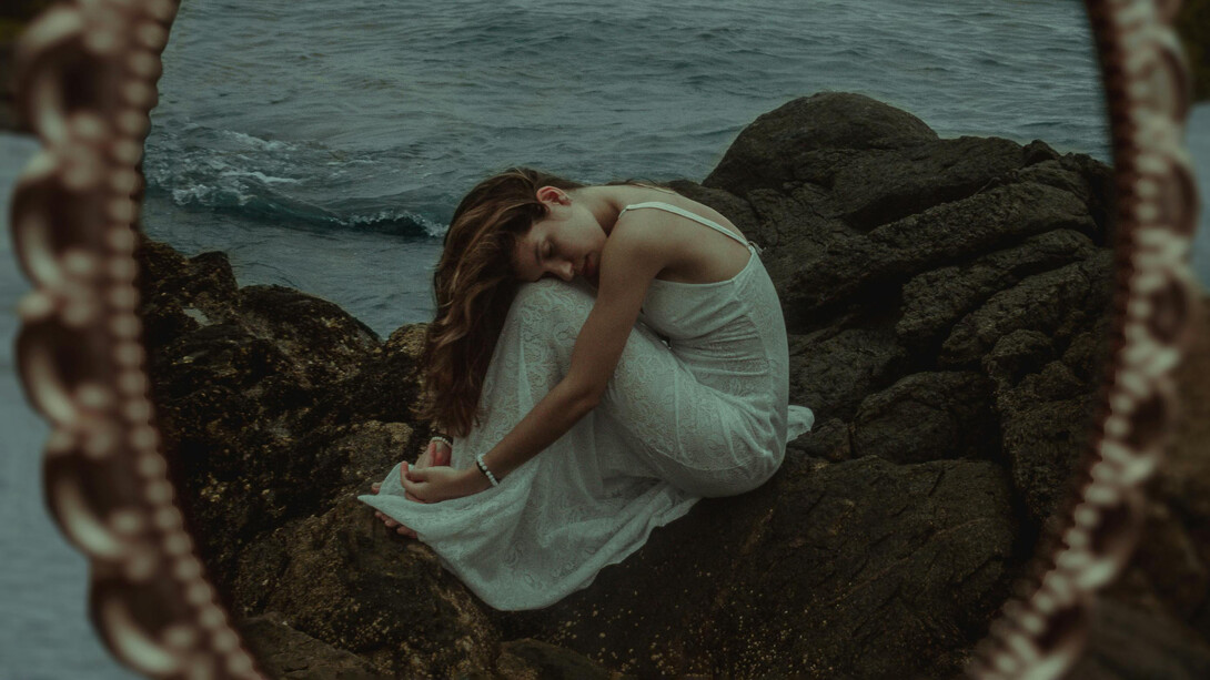 En el díptico, cada relato se refleja en el otro, invitando a descubrir la tensión y el misterio que laten entre lo que se ve y lo que no