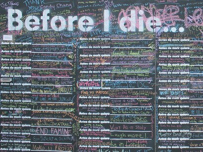 Instalação de parede "Before I Die" de Candy Chang em Washington, Estados Unidos. "Before I Die" foi replicado em mais de 5.000 cidades em 75 países, e suas obras já foram exibidas na Bienal de Arquitetura de Veneza, no Smithsonian American Art Museum e no SFMOMA
