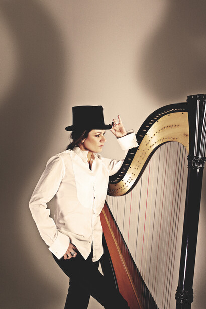 Cecilia Chailly posa assieme all'arpa. Photo by Agnes Spaak