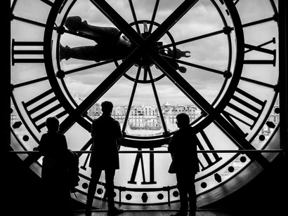 Lancette dell'orologio. Il dominio del tempo: come la sua inesorabile marcia influenza la vita umana. Parigi, Francia