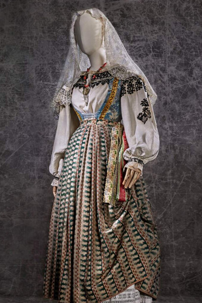 Traje de Alosno (Huelva) en el Museo del Traje, Madrid, España
