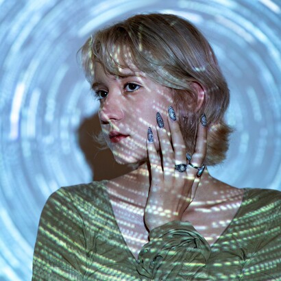 Il teatro può essere interpretato come una rappresentazione della realtà, offrendo strumenti per comprendere dinamiche umane e sociali