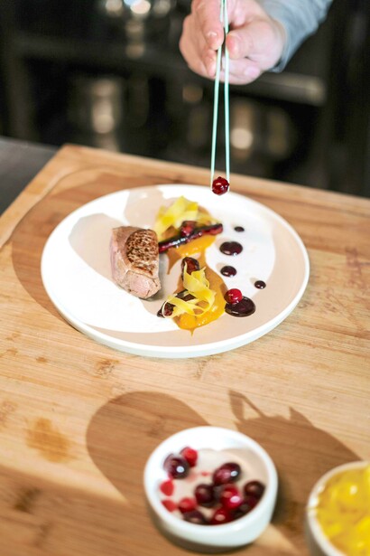 Chef emprata carne com legumes
