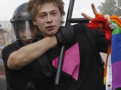 Un manifestante a favor de los derechos del colectivo LGTBI es arrestado en Moscú