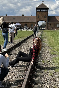 Camp d'Auschwitz. Concernant le site d’Auschwitz l’assimilation au « Dark Tourisme » est plus dérangeante © Maria/Twitter