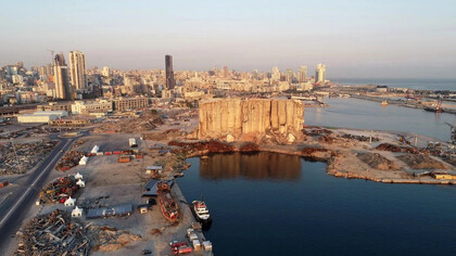 Así se ve hoy la zona portuaria luego de la impresionante explosión que destruyó parte del puerto de Beirut el 4 de agosto de 2020