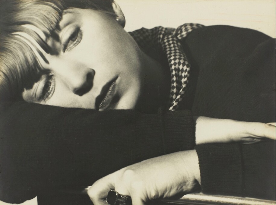 Florence Henri, Portrait Composition, Tulia Kaiser vers 1930, Épreuve gélatino-argentique d’époque, 23 x 29,2 cm, Achat grâce au mécénat de Yves Rocher, 2011. Ancienne collection Christian Bouqueret. Centre Pompidou, Paris, Musée national d'art moderne/Centre de création industrielle, Florence Henri © Galleria Martini & Ronchetti, Photo © Centre Pompidou, Mnam-Cci, Dist. Rmn-Grand Palais/Georges Meguerditchian