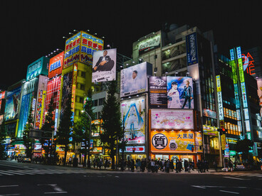 Dans les rues animées de Tokyo, l’effervescence urbaine reflète le dynamisme d’un Japon devenu l’une des principales puissances économiques de la planète