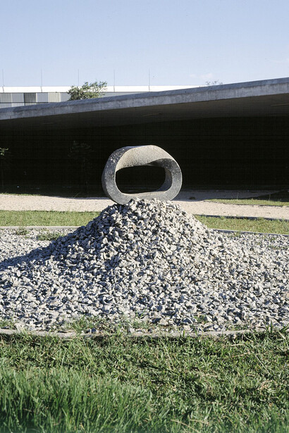 Hisao Ohara, Piedra torcida (detalle), 1985. Cortesía del Museo de Arte Moderno de São Paulo