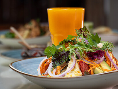 La sopa del día y el jugo natural de Jack’s Café ofrecen confort y energía, en un ambiente cálido que invita a volver