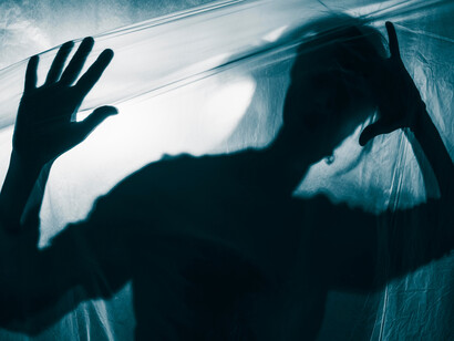 Representação de violência doméstica. Veio a chuva de Outono a adentrar pelo inverno antecipado, já num calendário retrasado, que como sempre, de tempos em tempos, se altera e transborda