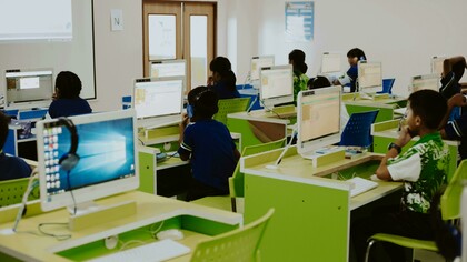 La minería de datos en el aprendizaje adaptativo permite analizar grandes volúmenes de datos generados por los estudiantes en plataformas educativas