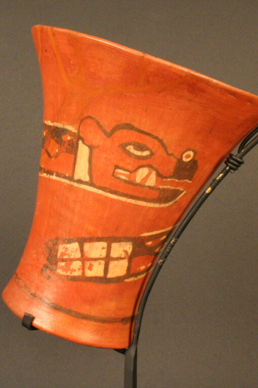 “Kero”. Vaso
Materiales: Cerámica
Medio 700- 1100 d.C.
Medidas: 144 mm de alto