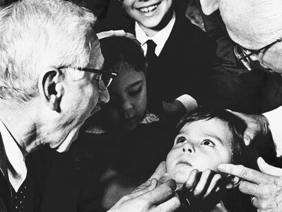 La primera vacuna oral de Sabin, para su uso contra los poliovirus de tipo 1, se autorizó en los EE. UU. en 1961.