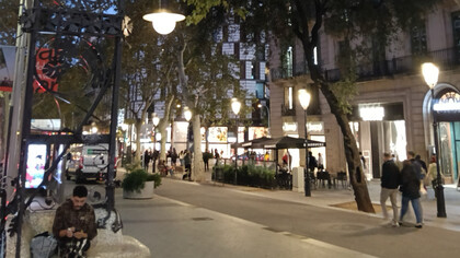 Fotografía de Oscar Farrerons Vidal. Un banco, farola modernista y la encina del Paseo de Gràcia