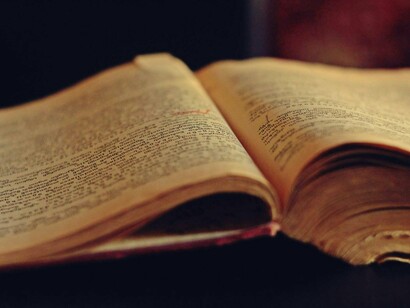 Livro antigo. A educação da Idade Média, portanto, buscou, por meio do Trivium e do Quadrivium, desenvolver no homem o senso de busca pela verdade, mas sempre voltado para Deus