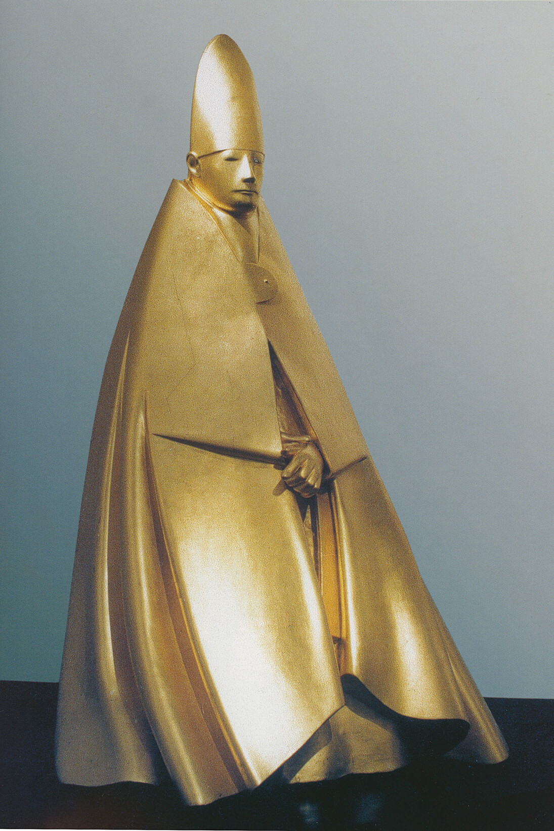 Giacomo Manzù, Grande Cardinale seduto, 1983, legno di circolo dorato, cm. 205 - Courtesy Galleria d'Arte Maggiore G.A.M., Bologna (Italy)
