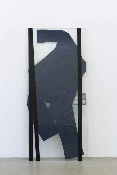 Lili Reynaud-Dewar, Vivre avec ça ?!, 2014, Pyjama d'homme, verre, ruban adhésif, impression laser / Man's pyjamas, glass, tape, laser print, 165 x 75 cm, Vue de l’exposition / Exhibition view « Vivre avec ça ?!», kamel mennour (47, rue saint-andré des arts), Paris, 2014, © Lili Reynaud-Dewar, © Photo. Fabrice Seixas, Courtesy the artist and kamel mennour, Paris