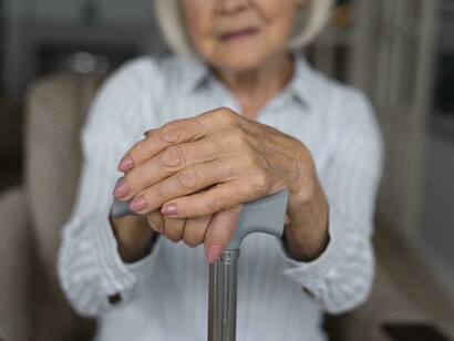 Se você ou alguém que você conhece está experimentando tremores persistentes, é importante buscar avaliação médica. Um neurologista pode realizar uma avaliação detalhada para determinar a causa do tremor e recomendar o tratamento mais apropriado. Com o diagnóstico e o tratamento adequados, muitas pessoas com tremor essencial ou doença de Parkinson podem gerenciar efetivamente seus sintomas e manter uma boa qualidade de vida

