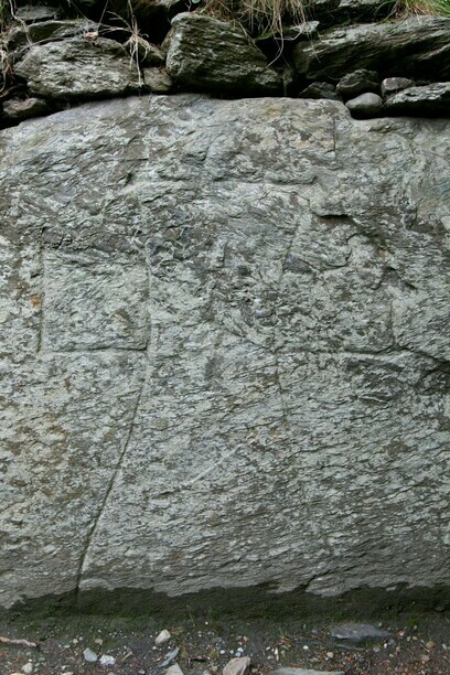Cruces celtas y ruinas antiguas como St. Kevin’s Kitchen salpican el valle glacial. Glendalough, Irlanda
