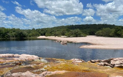 O Poço Encantado, cercado pela exuberante mata verde da Chapada Diamantina e emoldurado pelo céu azul com suas nuvens, revela um dos muitos cenários em que a natureza da região impressiona pela beleza e grandiosidade. A paisagem traduz a diversidade de experiências que marcaram a primeira viagem do autor pela Chapada e ajudam a explicar seu desejo de retornar