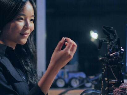 Uma mulher opera uma mão robótica em um laboratório de alta tecnologia