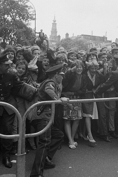 Fanáticos y fanáticas durante la visita de The Beatles a Amsterdam, Países Bajos, junio de 1964